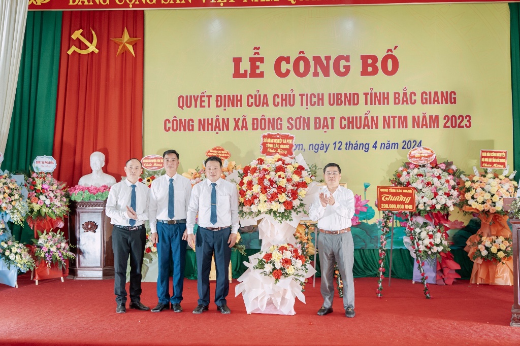 Lễ công bố Quyết định của Chủ tịch UBND tỉnh công nhận xã Đông Sơn đạt chuẩn Nông thôn mới năm 2023|https://dongson.yenthe.bacgiang.gov.vn/zh_CN/chi-tiet-tin-tuc/-/asset_publisher/M0UUAFstbTMq/content/le-cong-bo-quyet-inh-cua-chu-tich-ubnd-tinh-cong-nhan-xa-ong-son-at-chuan-nong-thon-moi-nam-2023